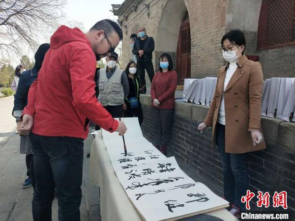 “墨舞春暉——書壇六人捐贈雙塔博物館作品展”25日在山西太原啟幕。　楊佩佩 攝