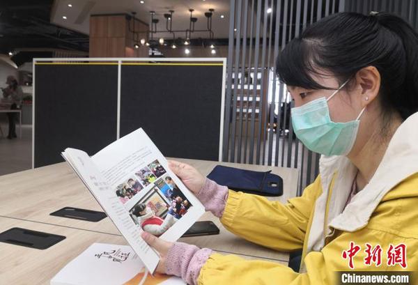 圖為社區工作人員閱覽書籍。　劉玉桃 攝