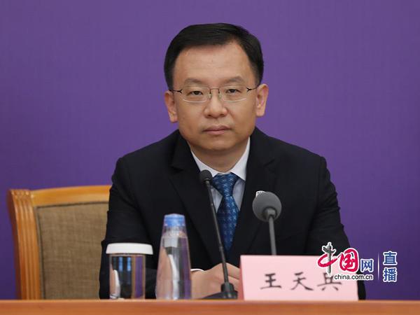 北京大學(xué)人民醫(yī)院副院長(zhǎng)、援鄂抗疫醫(yī)療隊(duì)隊(duì)長(zhǎng)、臨時(shí)黨總支書記王天兵