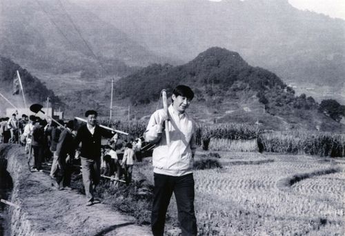 ▲1989年，時任福建寧德地委書記的習近平帶領地直機關千余名干部到水利工地參加修整水渠勞動。
