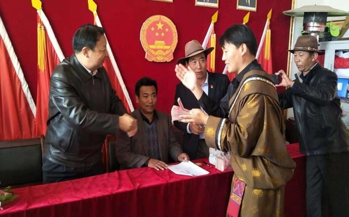 可可西里集團(tuán)給興海縣國(guó)家有機(jī)食品基地農(nóng)牧民發(fā)放青稞收購(gòu)款