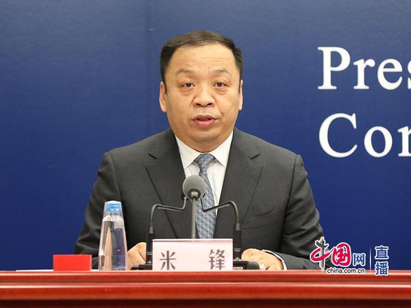 國家衛生健康委新聞發言人、宣傳司副司長米鋒主持發布會