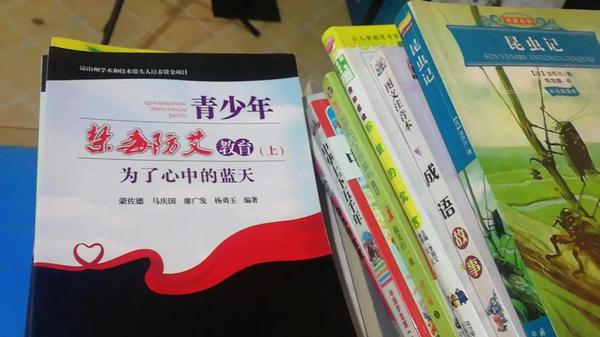 母愛(ài)圖書(shū)館捐書(shū)現(xiàn)場(chǎng)