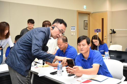 陜西富平縣灣里村村長趙畢鋒同韓國農(nóng)業(yè)專家深入交流