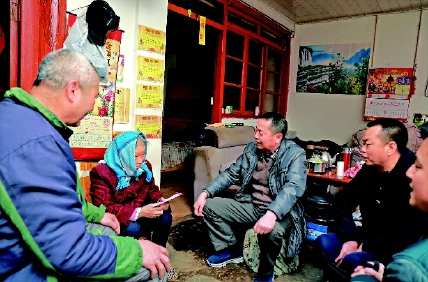 晉寧區(qū)政協(xié)主席普鴻昌率隊(duì)慰問貧困黨員。