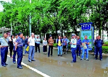     晉寧區(qū)政協(xié)副主席肖子建、李永紅等視察交通安全工作。