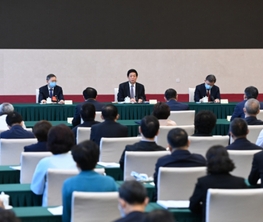 栗戰書與民建、農工黨界別政協委員共商國是