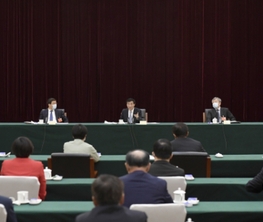 王滬寧與體育、醫藥衛生界別政協委員共商國是
