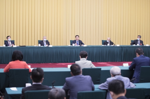 5月23日，中共中央政治局常委、國務院副總理韓正看望出席全國政協十三屆三次會議的港澳地區全國政協委員并參加討論。新華社記者 王曄 攝