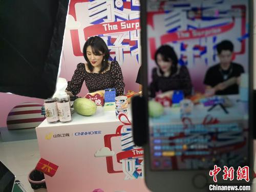 一場直播千萬次觀看、點贊，幾百萬、上千萬甚至上億元的成交，帶貨商品小到口紅，大到重型卡車……疫情之下，消費者出行受限，憑借手機“撬動”的直播帶貨異軍突起，一躍成為5G時代下許多商家轉型自救的風口行業，網絡主播也從被小眾圍觀，變成帶動大眾狂歡?！『聦W娟　攝