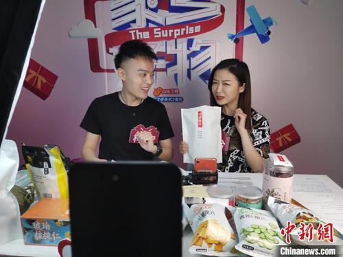 中國互聯網絡信息中心日前發布的《中國互聯網絡發展狀況統計報告》顯示，截至2020年3月，中國網絡購物用戶規模達7.1億，占網民整體的78.6%；電商直播用戶規模達2.65億，占網購用戶的37.2%。如此龐大的用戶規模，為直播帶貨的強勢崛起打下了基石?！『聦W娟 攝