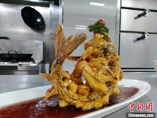 圖為李頔當天吃播的糖醋鯉魚。　郝學娟 攝