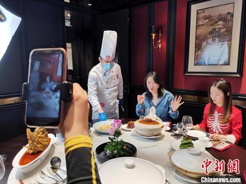 圖為李頔正在進行美食直播?！『聦W娟 攝