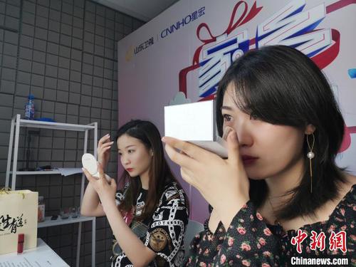 圖為李頔在進行直播前的補妝?！『聦W娟 攝
