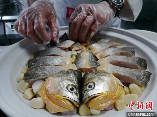 圖為廚師在準備吃播時用的菜品。　郝學娟 攝