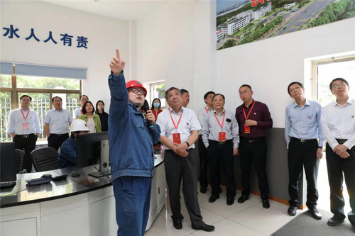 張家港市政協常委在聽取江蘇永鋼集團污水處理“零排放”項目工程介紹