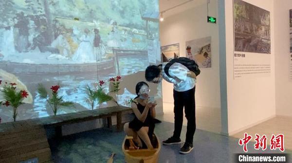 與傳統(tǒng)畫展不同，參觀者可以坐在沙發(fā)上，也可以蕩舟蛙塘中，沉浸式體驗莫奈的印象派風格。　屈麗霞 攝