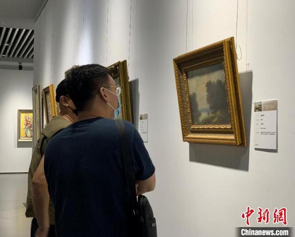 市民們參觀畫展。　劉錫菊 攝