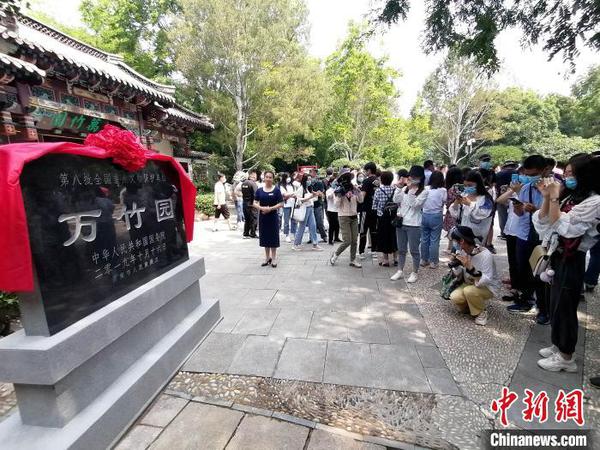 位于濟(jì)南市趵突泉公園內(nèi)的“萬竹園”成功晉升為中國“第八批全國重點(diǎn)文物保護(hù)單位”，系該市“泉？城”文化景觀遺產(chǎn)項(xiàng)目中首個“國保”單位。　沙見龍 攝