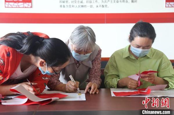 高彩霞傳授剪紙的經驗及技巧。　尤倩 攝