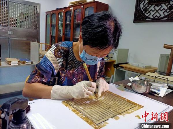 廣州中醫(yī)藥大學圖書館張曉紅老師在修復古籍。　許青青 攝