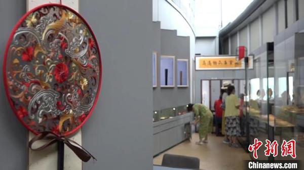 6月13日，在上海中心舉行的扇子展吸引了不少觀眾。　徐明睿 攝