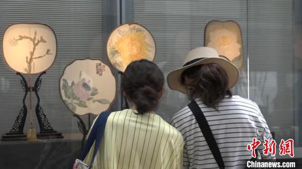 6月13日，在上海中心舉行的扇子展吸引了不少觀眾?！⌒烀黝?攝