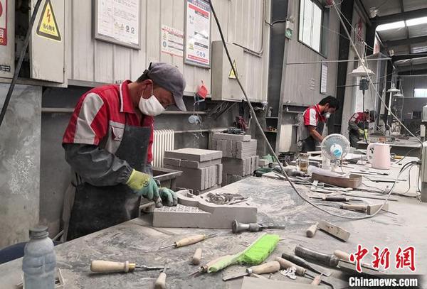 圖為臨夏非遺扶貧就業(yè)工坊工人正在制作磚雕?！⒂裉?攝