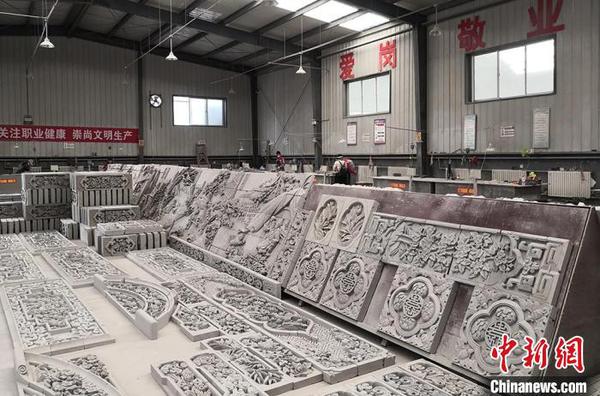 圖為臨夏非遺扶貧就業(yè)工坊磚雕作品。　劉玉桃 攝