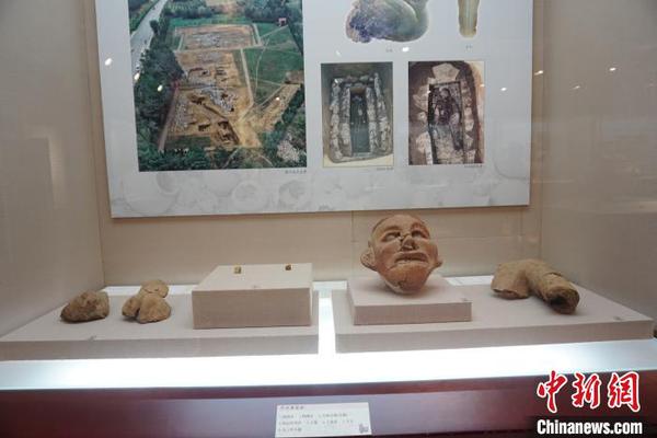 展出的“牛河梁遺址”及出土文物?！±顣?攝