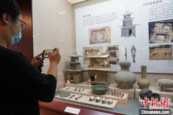 觀眾在參展?！±顣?攝