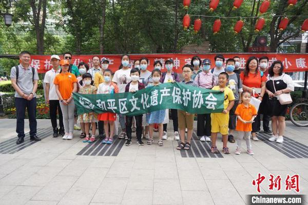 當日，和平區文化遺產保護協會小志愿者在南市場觀看了“遼寧文化進社區”小型展覽?！±顣?攝