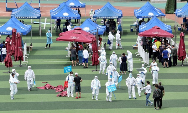 6月15日，北京市西城區廣安體育館內，市民排隊接受核酸檢測采樣。（中國日報記者 鄒紅 攝）