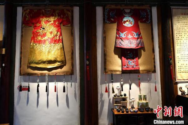 圖為裝飾在文化交流中心內(nèi)的閩劇戲服?！蚊?攝