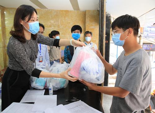 駐尼泊爾使館為滯留在尼中國同胞發(fā)放“健康包”