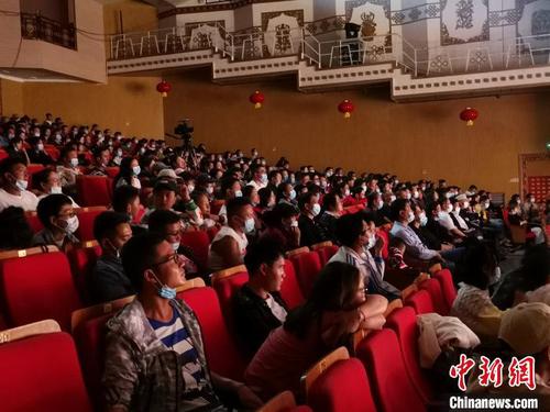 圖為7月10日晚，拉薩觀眾在欣賞話劇《八廓街北院》。　張偉 攝