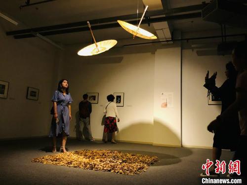 圖為觀眾在制傘人展廳看展。　刀志楠 攝