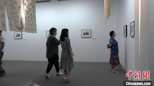 圖為觀眾在制紙人展廳看展。　刀志楠 攝