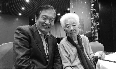 2017年11月，96歲的于藍(lán)（右）和作者參加廣州第十三屆中國國際兒童電影節(jié)。