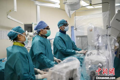5月29日，吉林長春，拉瓦若(右一)進行手術。<a target='_blank' href='http://www.chinanews.com/'>中新社</a>記者 張瑤 攝