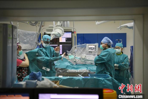 5月29日，吉林長春，拉瓦若(左二)準備進行手術。<a target='_blank' href='http://www.chinanews.com/'>中新社</a>記者 張瑤 攝