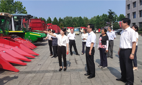 近日，山東省濟寧市兗州區政協組織部分農業界委員、有關提案承辦單位負責人及農機專家就“打造農機裝備產業集群”重點提案辦理專題協商。委員們先后到多家企業實地走訪調研。圖為委員們在山東金大豐機械有限公司聽取新產品研發和銷售情況介紹。