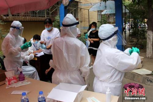 資料圖：醫護人員為居民進行核酸檢測。中新社記者 史玉江 攝