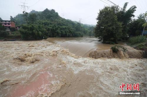 資料圖：河流水勢(shì)兇猛。 肖樂峰 攝