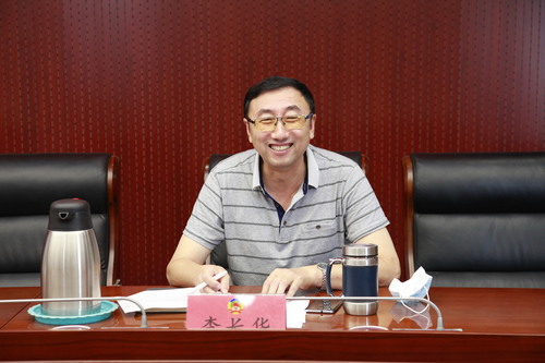 李長(zhǎng)華秘書長(zhǎng)主持會(huì)議