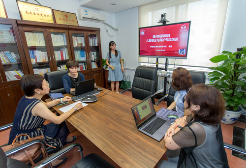 專家為六省“童伴媽媽”提供線上培訓(xùn)    （中國扶貧基金會供圖）