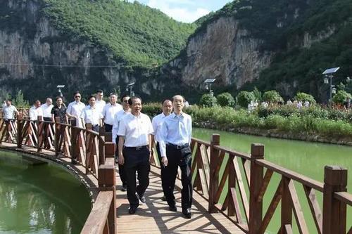 2018年7月20日，民革中央主席萬鄂湘一行考察納雍縣槍桿巖村鄉村旅游建設項目