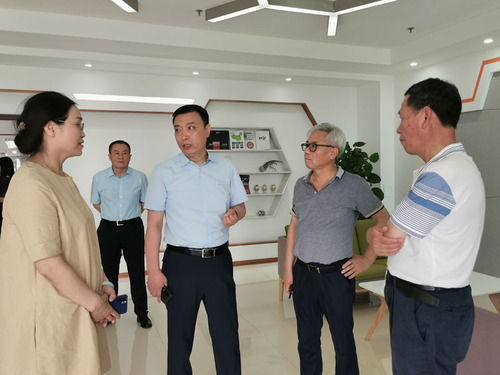 課題組在長春市寬城經(jīng)濟開發(fā)區(qū)管委會調(diào)研