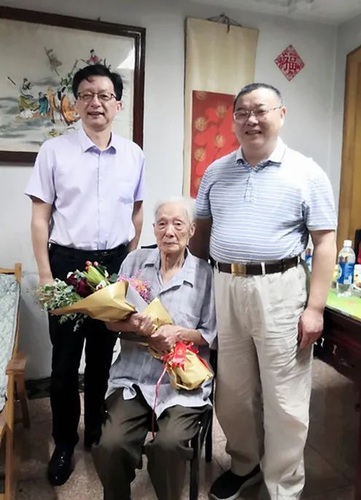 王申甫百歲壽誕，民革浦東新區區委會副主委黃錦海（左）祝賀。