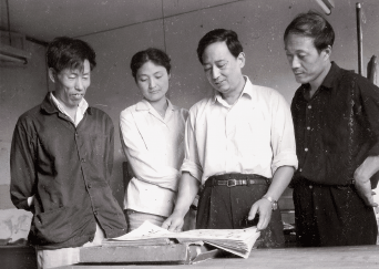 1985年王星記扇廠，左起潘飛侖、錢小純、朱豹卿、曾宓